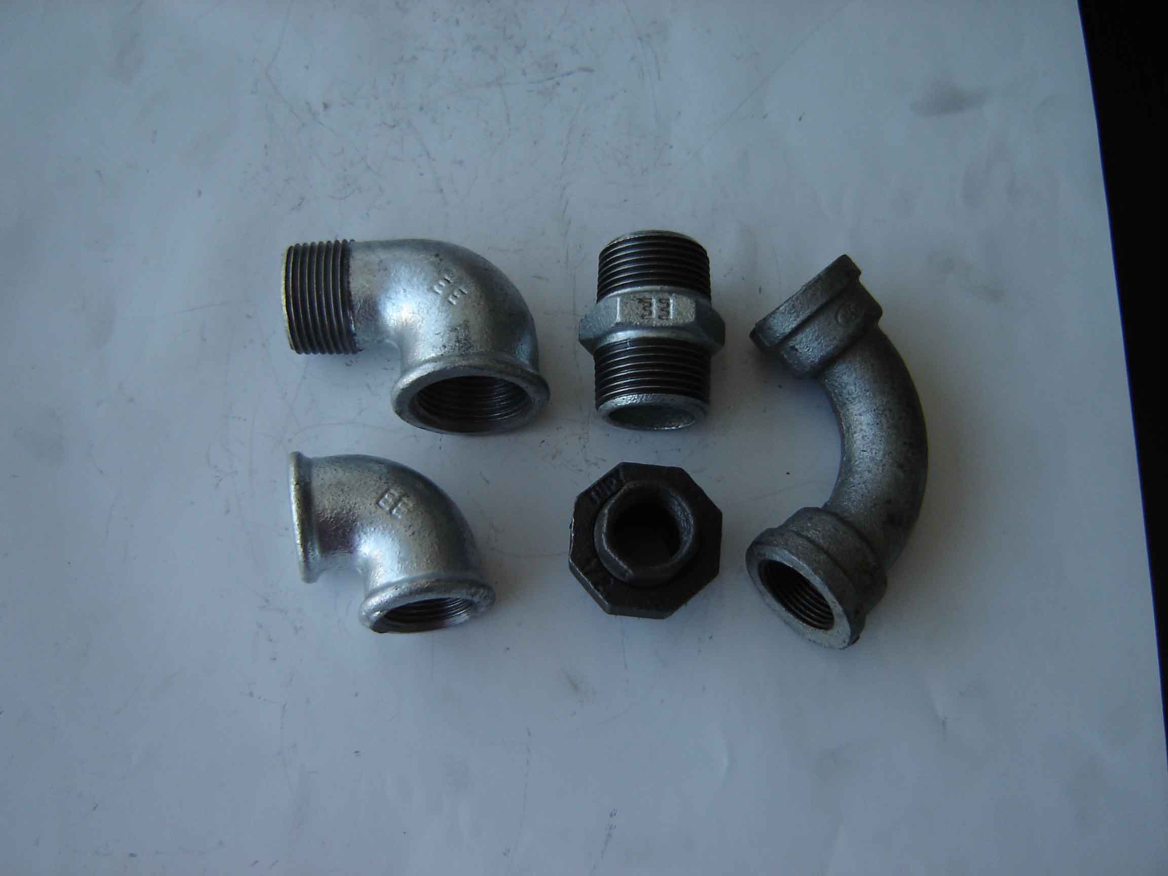 What are the types of malleable cast iron?
Types of malleable cast iron.
1、White center malleable cast iron
White-centered malleable cast iron, developed successfully by Frenchman R.A.F. de Romeau in 1722. Low carbon and silicon content of white cast iron